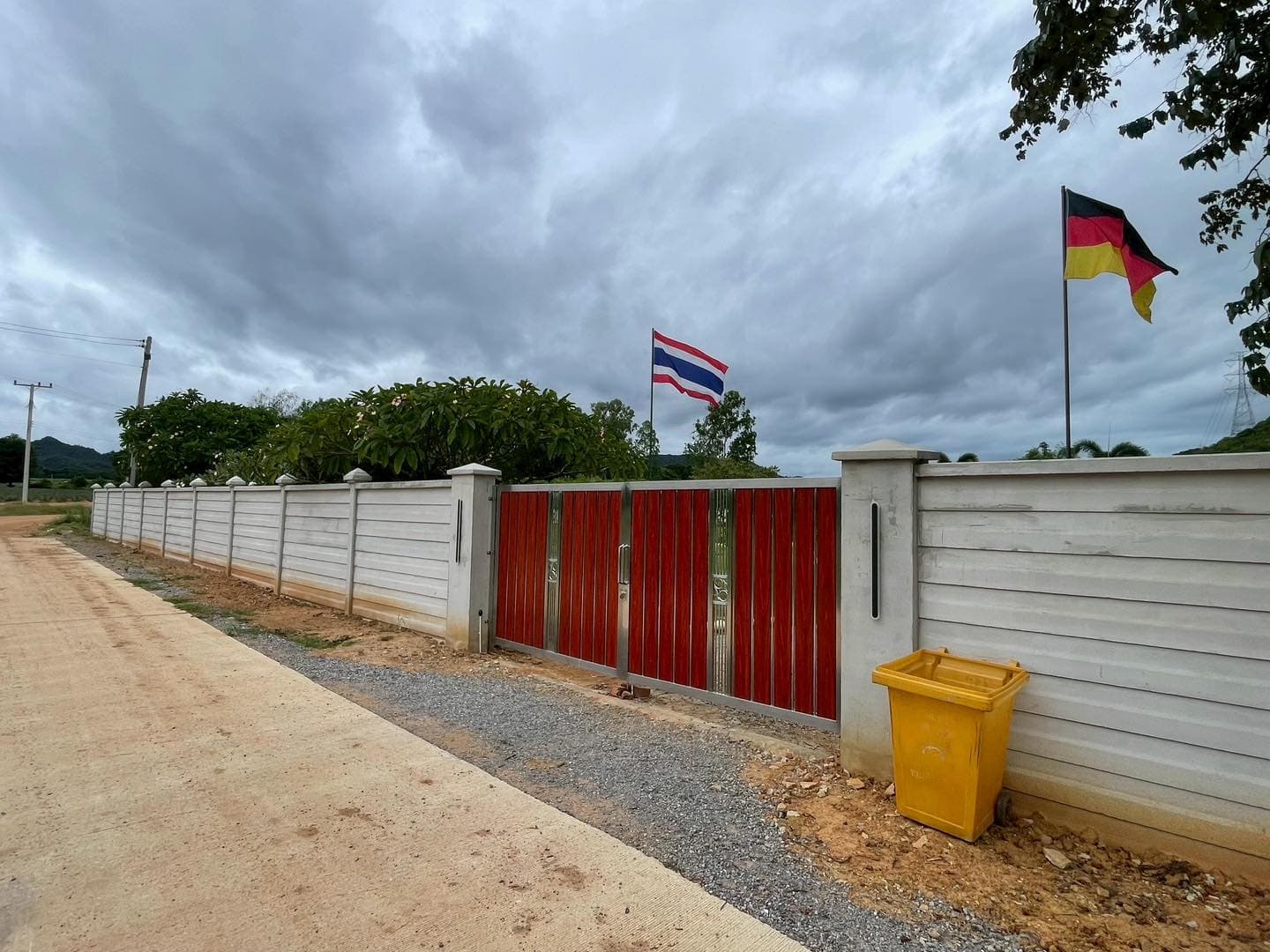 รั้ว + เสาใหญ่ประตู