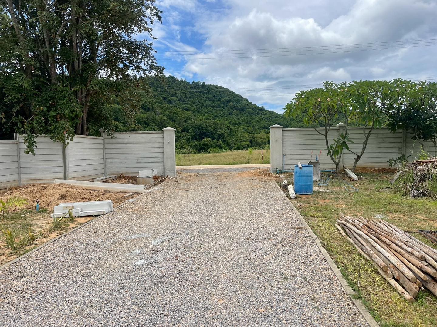 รั้ว + เสาใหญ่ประตู