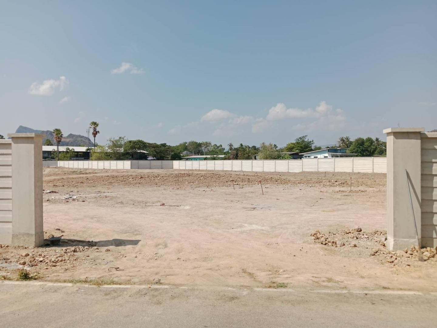 รั้ว + เสาใหญ่ประตู