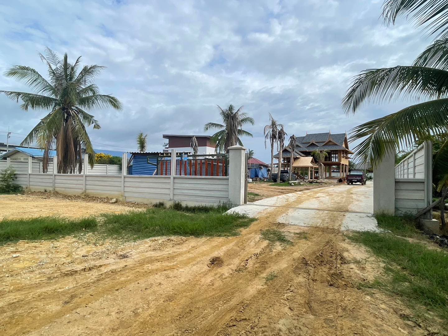 รั้ว + เสาใหญ่ประตู