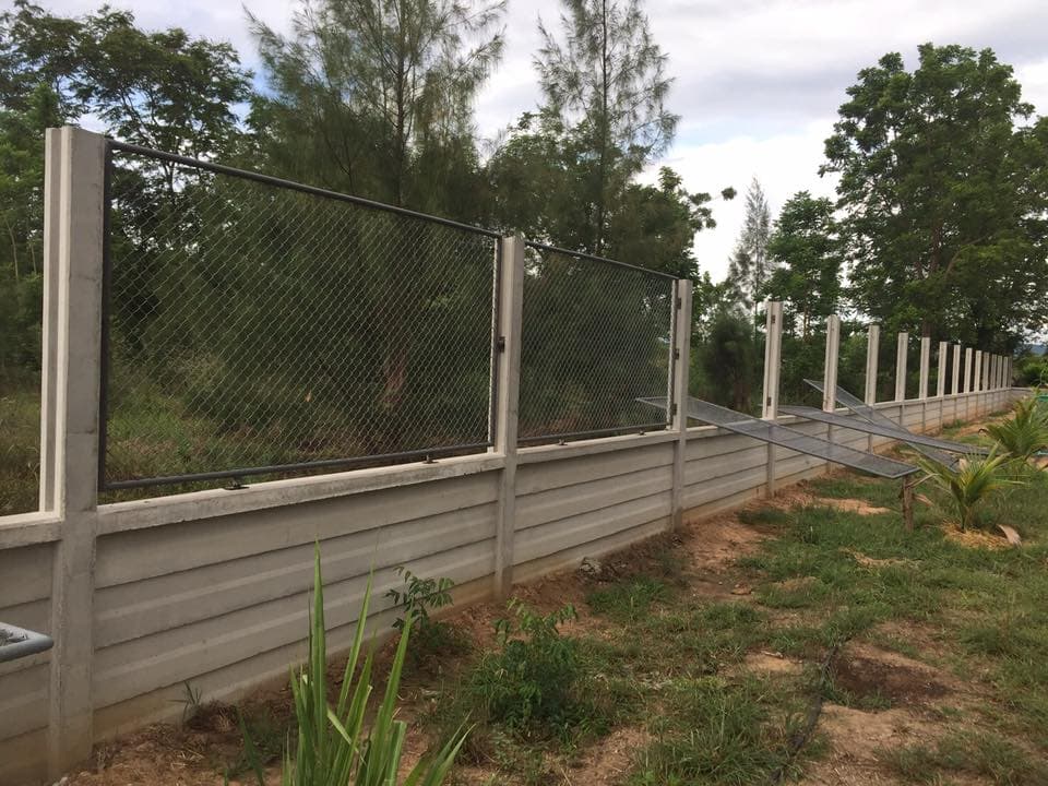 รั้วสำเร็จรูปโปร่ง