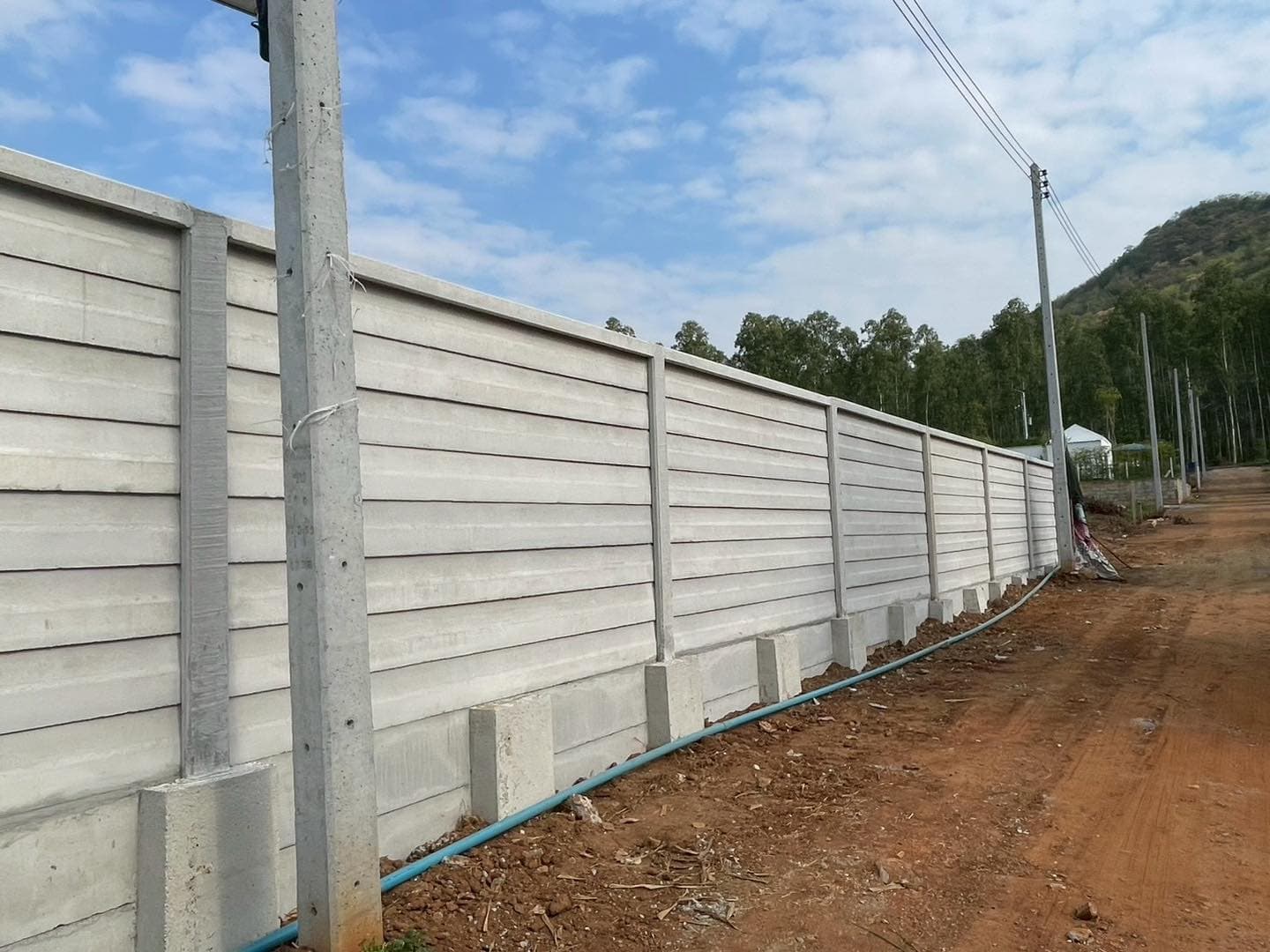 รั้ว + กำแพงกันดิน