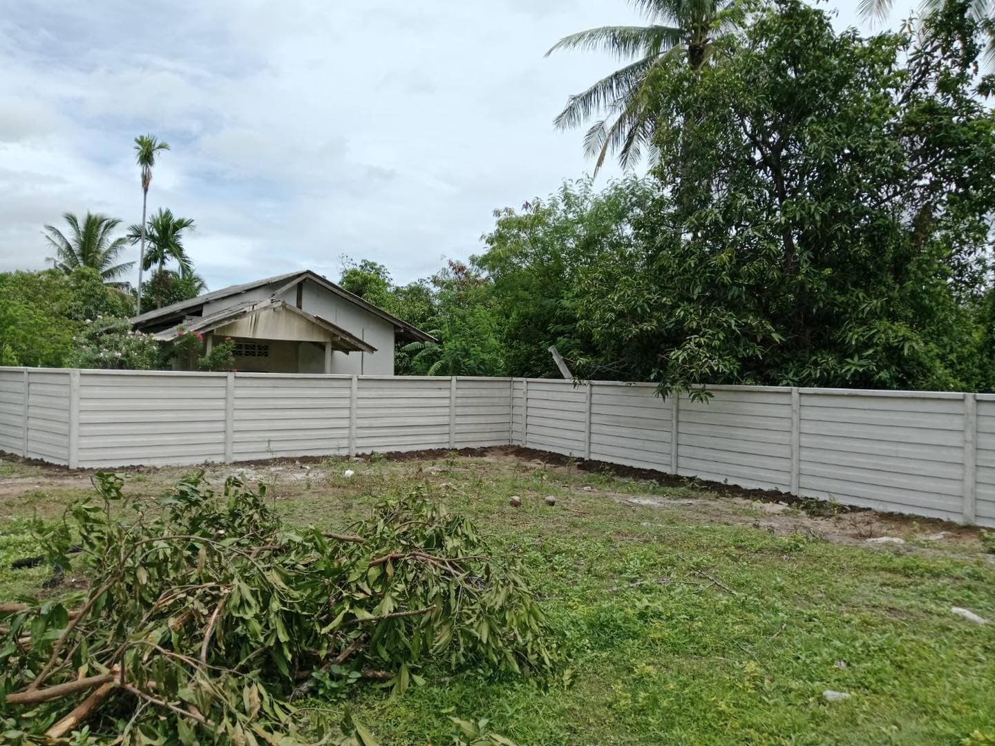 รั้วสำเร็จรูปปิดทึบ